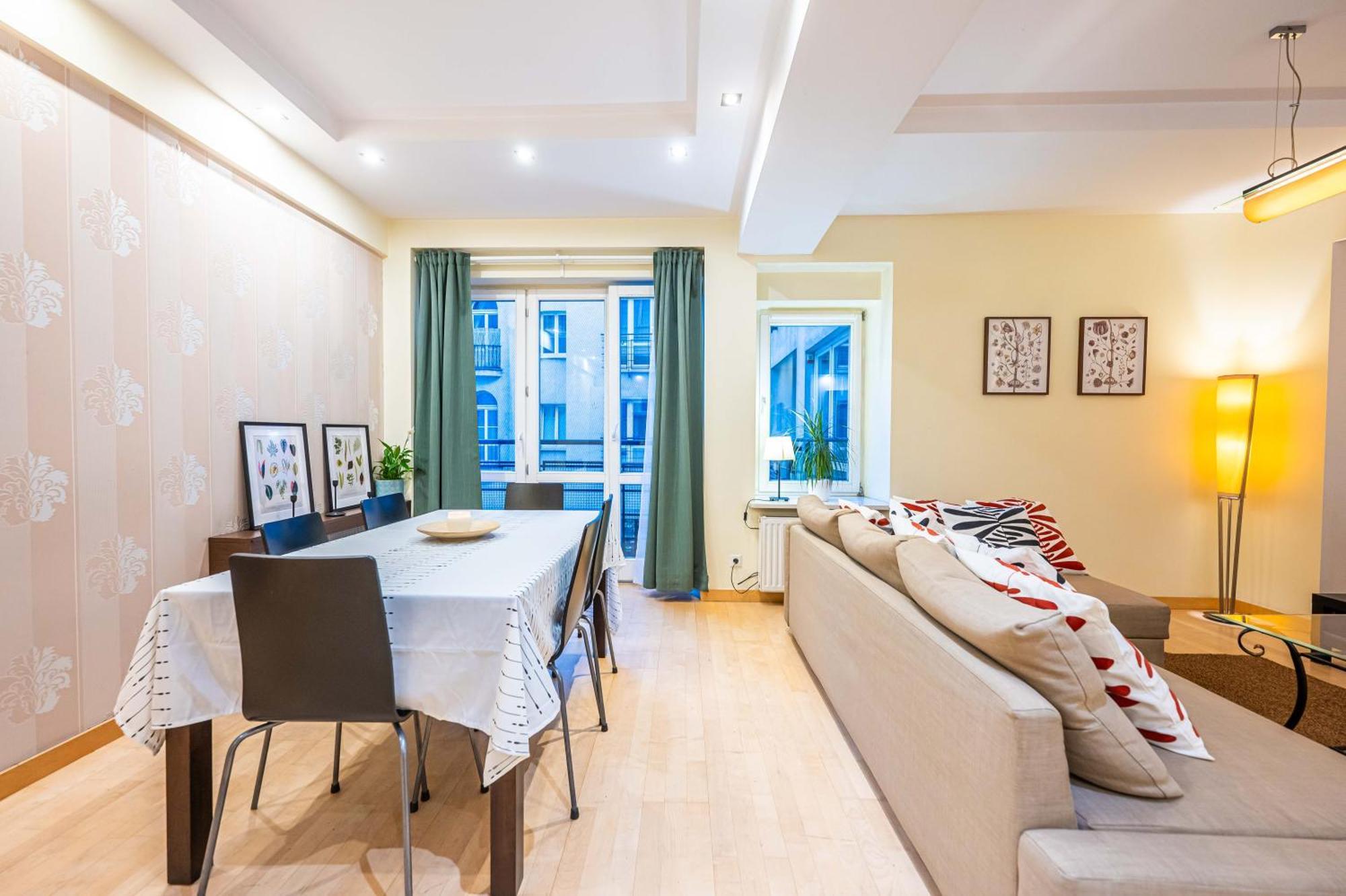 And Specious Two Bedrooms In The Old Town Apartment Krakau